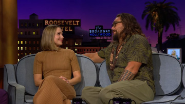 Κρίστεν Μπελ: Το βίντεο που τη δείχνει να προσπαθεί να παραμείνει ψύχραιμη δίπλα στον Τζέισον Μομόα