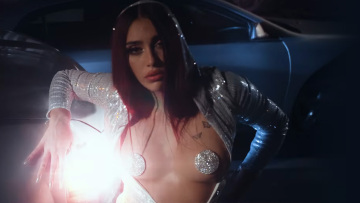 Μαντόνα: Η κόρη της έκανε την είσοδό της στη μουσική βιομηχανία με ένα... προκλητικό βίντεοκλιπ