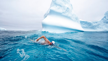 Lewis Pugh: Ο άνθρωπος που κολυμπά ανάμεσα στα παγόβουνα για... καλό σκοπό 