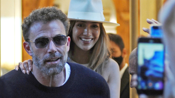 Τζένιφερ Λόπεζ - Μπεν Άφλεκ: Φιλιούνται σαν έφηβοι στον μήνα του μέλιτος στο Μιλάνο - Βίντεο