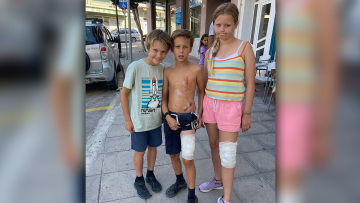 Αγέλη σκύλων επιτέθηκε σε οικογένεια Βρετανών στο Σουσάκι Κορινθίας - «Πιστέψαμε ότι θα πεθάνουμε», λέει ο πατέρας