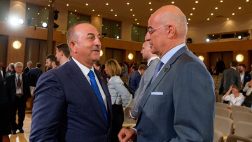 «Καρφιά» Δένδια στην Τουρκία για τις κυρώσεις στη Ρωσία - Τυπική χειραψία με Τσαβούσογλου