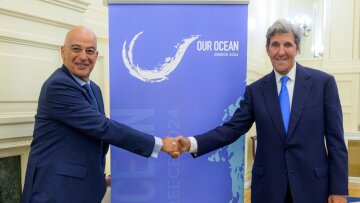 Συνάντηση Δένδια - Κέρι: Στο τραπέζι η ενίσχυση της συνεργασίας Ελλάδας - ΗΠΑ για το κλίμα