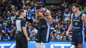 Ελλάδα - Κροατία: Ο Γιάννης φίλησε το εθνόσημο 