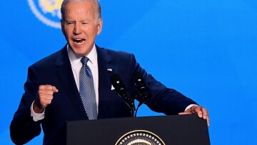 ΗΠΑ: Ο Μπάιντεν καταφέρεται εναντίον των «οπισθοδρομικών» οπαδών του Τραμπ