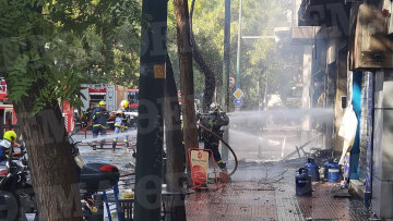 Εκρήξεις και φωτιά σε μαγαζί με φιάλες υγραερίου στην Αχαρνών με έναν σοβαρά εγκαυματία - Δείτε βίντεο