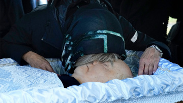 Κηδεία Γκορμπατσόφ: Η τελευταία αγκαλιά της κόρης του πάνω από το ανοιχτό φέρετρο