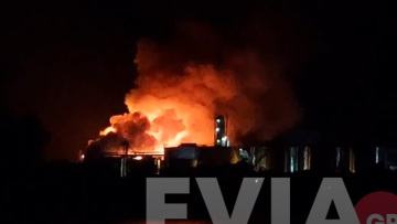  Φωτιά σε εργοστάσιο στα Ψαχνά Ευβοίας - Μεγάλη η κινητοποίηση της πυροσβεστικής 