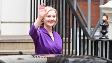 Λιζ Τρας: Χαμηλές προσδοκίες και ευρωπαϊκές γέφυρες