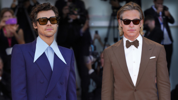 Χάρι Στάιλς: Viral το βίντεο που... φτύνει τον Κρις Πάιν στο Φεστιβάλ Βενετίας