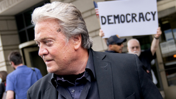 Στιβ Μπάνον: Ο άλλοτε κορυφαίος σύμβουλος του Τραμπ παραδόθηκε στους πολιτειακούς εισαγγελείς