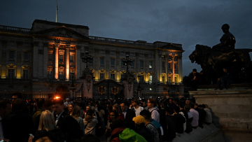 Πέθανε η βασίλισσα Ελισάβετ: Οι Βρετανοί πενθούν - Χιλιάδες κόσμου έξω από το Μπάκιγχαμ 