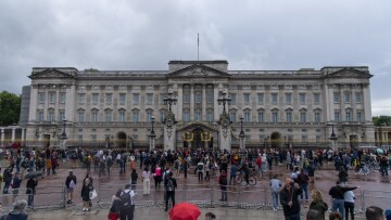 Βασίλισσα Ελισάβετ: Δείτε live εικόνα έξω από το παλάτι του Μπάκιγχαμ