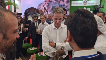 Ο Μητσοτάκης με τα τέσσερα βασιλικά γεράκια στο περίπτερο των ΗΑΕ στη ΔΕΘ