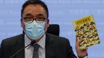 Χονγκ Κονγκ: Φυλάκιση 19 μηνών σε πολίτες για έκδοση βιβλίων που εικόνιζαν το Πεκίνο σαν «λύκο»