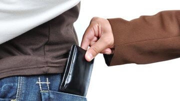 Σπείρα αλλοδαπών πορτοφολάδων έκλεβε τουρίστες στη Σαντορίνη