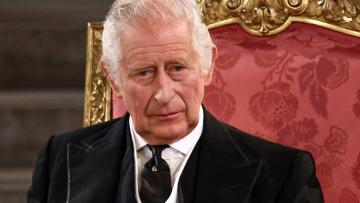 Βασιλιάς Κάρολος Γ': Δάκρυσε όταν άκουσε το «God Save the King» - Δείτε βίντεο