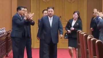 Μυστήριο με την άγνωστη γυναίκα με τον χαρτοφύλακα δίπλα στον Κιμ Γιονγκ-Ουν