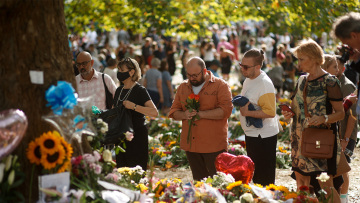 Βασίλισσα Ελισάβετ: Ουρές χιλιομέτρων στο Λονδίνο εν αναμονή της μεταφοράς της σορού της