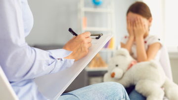 Στην αντεπίθεση η παιδοψυχολόγος που καταγγέλθηκε από 9 πατεράδες ότι χορήγησε ψευδείς καταθέσεις κακοποιήσεων