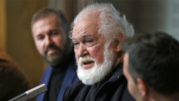 Κώστας Καζάκος: Δώρισε το σώμα του στην Ιατρική Σχολή Αθηνών για εκπαιδευτικούς σκοπούς