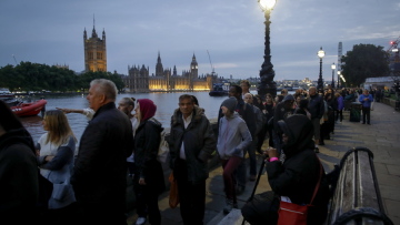 Βασίλισσα Ελισάβετ: Από το πρωί της Δευτέρας περίμενε στην ουρά η γυναίκα που προσκύνησε πρώτη τη σορό της