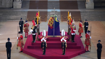 Βασίλισσα Ελισάβετ: Ατελείωτες ουρές έξω από το Ουέστμινστερ Χολ - Αναμονή έως και 10  ώρες