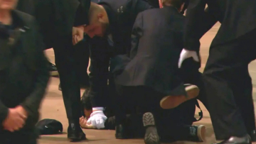 Βασίλισσα Ελισάβετ: Συνελήφθη άνδρας που άγγιξε το φέρετρο της - Δείτε βίντεο