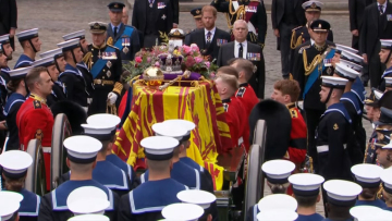 Βασίλισσα Ελισάβετ: Ανάρπαστα τα βιβλία για το Νοστράδαμο, λένε ότι προέβλεψε το θάνατό της