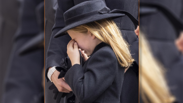 Κηδεία βασίλισσας Ελισάβετ: Η στιγμή που ξεσπάει σε λυγμούς η πριγκίπισσα Σάρλοτ