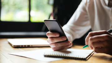 Η Εσθονία όχι μόνο δεν απαγορεύει τα κινητά στα σχολεία, αλλά βάζει και την τεχνητή νοημοσύνη
