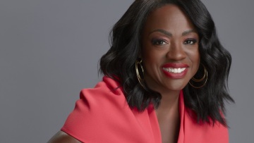 Η Βαϊόλα Ντέιβις αποκαλύπτει πώς έχτισε σώμα κορυφαίας πολεμίστριας στα 56 χρόνια της