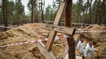 Πόλεμος στην Ουκρανία - Αποτροπιασμός για τη θηριωδία στο Ιζιούμ: 146 σοροί έχουν εκταφεί από τον ομαδικό τάφο 