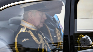 Κηδεία βασίλισσας Ελισάβετ: Συγκινημένα τα μέλη της βασιλικής οικογένειας - Δακρυσμένος ο Κάρολος