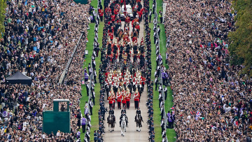 Κηδεία βασίλισσας Ελισάβετ: Έως και 7,7 δισ. θεατές στις οθόνες, εκατομμύρια στους δρόμους