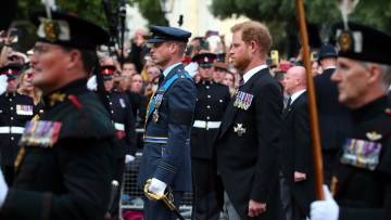 Κηδεία βασίλισσας Ελισάβετ: «Ψυχροί» Ουίλιαμ και Χάρι, δεν αντάλλαξαν ούτε βλέμμα