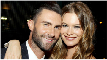 Άνταμ Λεβίν: O τραγουδιστής των Maroon 5 και η σύζυγός του χαμογελαστοί μετά τις κατηγορίες για το... παράνομο ειδύλλιο