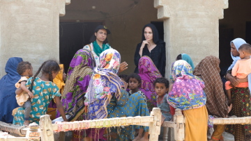 Η Αντζελίνα Τζολί επισκέφθηκε τις πληγείσες από τις πλημμύρες περιοχές του Πακιστάν