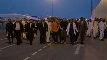 Ουκρανία: «Επέστρεψαν στο σπίτι τους» πέντε Βρετανοί αιχμάλωτοι πολέμου από τη Ρωσία