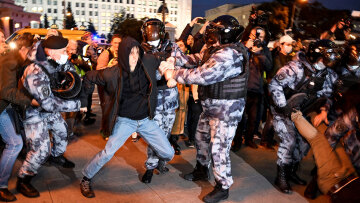 Ρωσία: «Στείλτε τον Πούτιν στο μέτωπο» ζητούν διαδηλωτές στη Μόσχα μετά τη «μερική επιστράτευση»