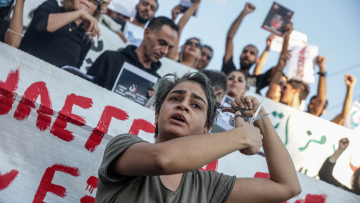 Συγκέντρωση διαμαρτυρίας Ιρανών στο Σύνταγμα: Γυναίκες έκοψαν τα μαλλιά τους και έκαψαν χιτζάμπ