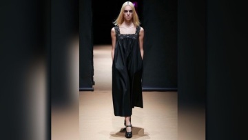 Βίντεο: Η Καίτη Γκραμμά είναι η πρώτη Ελληνίδα τρανς που περπάτησε για τον οίκο Prada