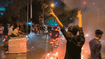 Συγκλονιστική μαρτυρία Ιρανής ποιήτριας: Μου έδεσαν μάτια και χέρια - Με άφησαν σε απομόνωση 38 ημέρες