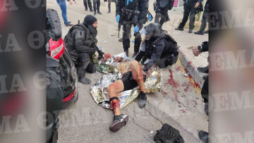 Πολυτεχνειούπολη Ζωγράφου: Ο Αλβανός κακοποιός δέχεται τις πρώτες βοήθειες από τους άνδρες των ΕΚΑΜ - Φωτογραφία-ντοκουμέντο