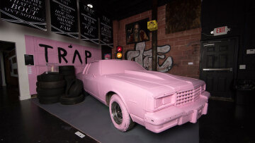 Τραπ μουσική: Πώς ξεκίνησε στις ΗΠΑ και πού οφείλεται η παγκόσμια επιτυχία και η εξάπλωσή της;