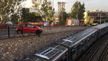 Κηφισιά: Αυτοκίνητο προσέκρουσε σε κιγκλίδωμα και παραλίγο να πέσει τις ράγες του ΗΣΑΠ