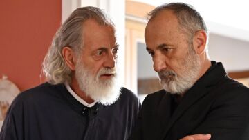 Σασμός: Ο παπά-Μιχάλης προσπαθεί να αποτρέψει τον Παύλο από το να αποκαλυφθεί