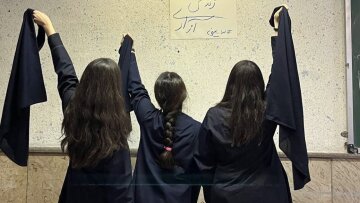 Τα κορίτσια στο Ιράν πετάνε τα χιτζάμπ και ζητούν ελευθερία