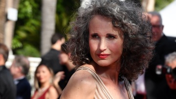 Η Άντι ΜακΝτάουελ άκρως αισθησιακή στα 64 χρόνια της: Χορεύει στην πασαρέλα, με λαμπερή τουαλέτα με σέξι κόψιμο