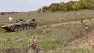 Πόλεμος στην Ουκρανία: Ρώσοι παραδίδονται σε Ουκρανούς στρατιώτες - Υψώνουν λευκή σημαία